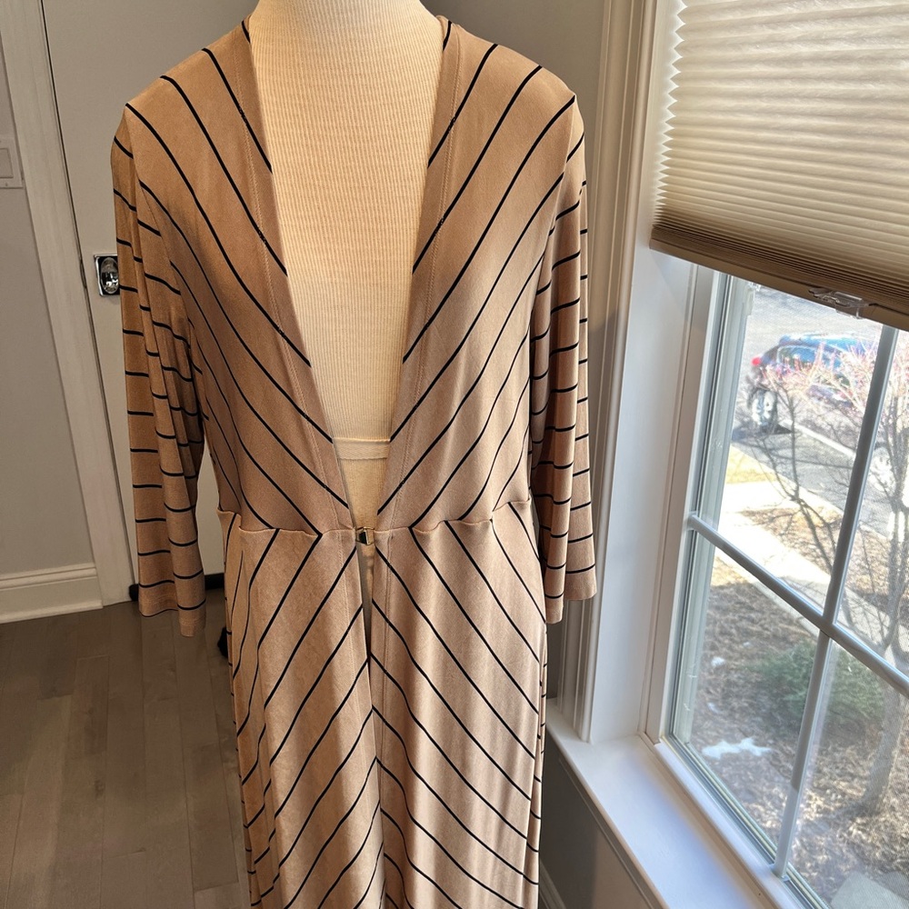 Easy care duster with gold tone closure